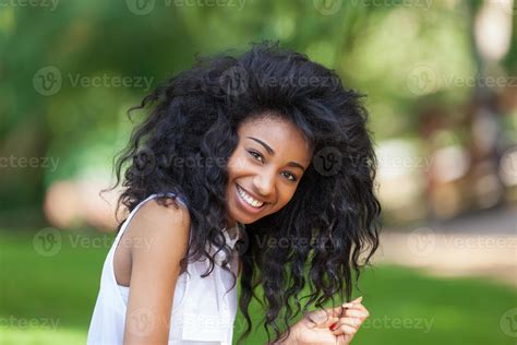 Retrato Ao Ar Livre De Uma Adolescente Negra Povo Africano