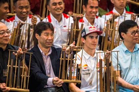 Nama Nama Terkenal Dunia Yang Pernah Memainkan Angklung Pembalap