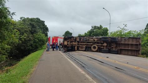 Acidente Entre Tr S Caminh Es Bloqueia Ers Em Arroio Do Meio