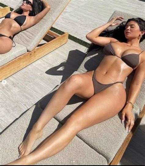 Kim Kardashian ve Kylie Jennerın tatil fotoğrafları sosyal medyayı