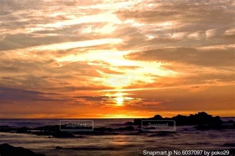 雲の切れ間から顔出す夕日の写真・画像素材 6037097 Snapmart（スナップマート）