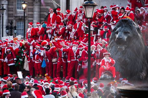 Santacon The Largest Meeting Of Santas Ever Seen In Trafal Flickr