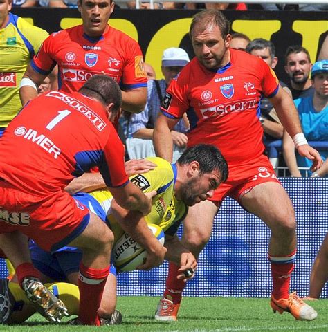 Rugby Top Le Fcg S Incline Clermont Mais Repart Avec Le Point