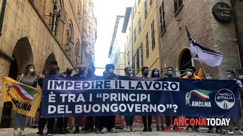 Odissea via della Loggia sit in di Gioventù Nazionale e Fratelli d Italia