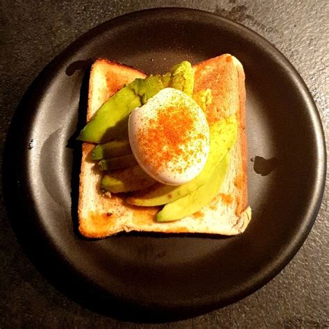 Recette Davocado Toast Avec Un œuf Mollet Avocat œuf Et Pain De Mie