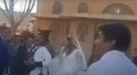 VÍDEO Em casamento destruído ex furiosa invade festa e joga fezes no