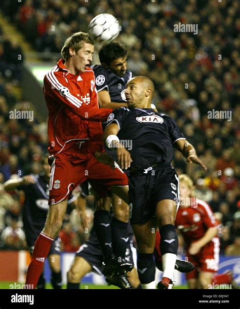 Liverpools Peter Crouch Climbs High To Claim The Ball Hi Res Stock