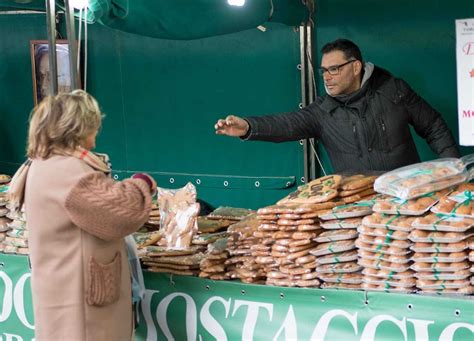 Sfilate Bancarelle E Fiori Ovunque Al Via A Cosenza La Fiera Di San