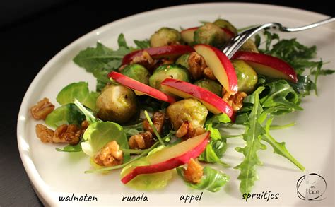 Salade Van Spruiten Met Gesuikerde Walnoten