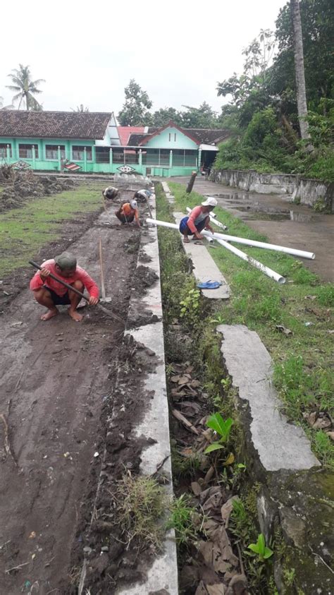 Persiapan Pengecoran Pinggir Lapangan Website Kalurahan Panjangrejo