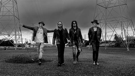 motley crue announce  label  single cleveland rock  roll