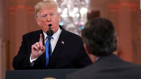 Trump Y El Reportero De Cnn Jim Acosta Discuten Sobre La Clasificación De Los Inmigrantes Como