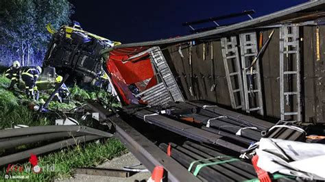 Oö Lkw mit Stahlträgern nach Pkw Kollision umgestürzt Verletzer bei