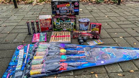 Feuerwerk Z Nden An Silvester Raketen Batterien B Ller