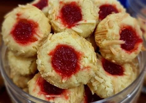 Resep Thumbprint Cookies Stroberi Oleh Vilantina Cookpad