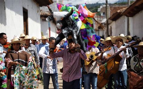 Santa Fe De La Laguna Se Llena De Vida Y Alegr A Con El Desfile Del D A