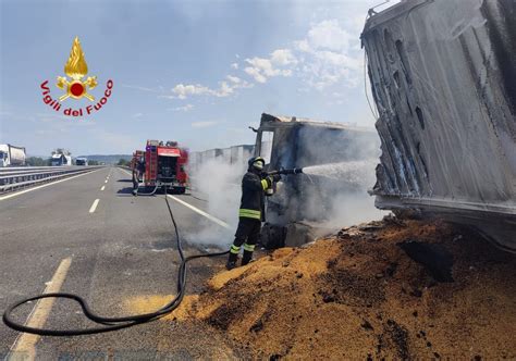 A Brucia Autotreno Che Trasporta Mais Umbriaon