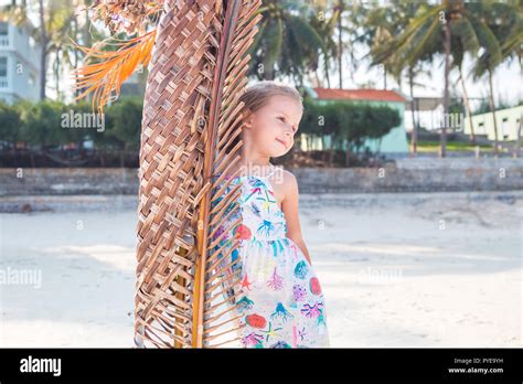 Blue beach kid girl bikini Fotos und Bildmaterial in hoher Auflösung Seite Alamy