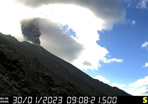 Si Risveglia Lo Stromboli Esplosioni E Nube Di Cenere