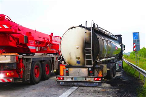 Brennender Transporter Auf Der A Mehrere Spuren Gesperrt