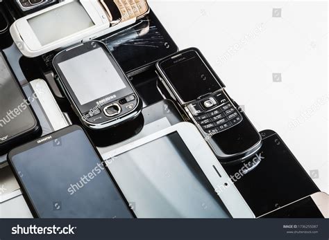 608 imágenes de Old samsung phone - Imágenes, fotos y vectores de stock ...