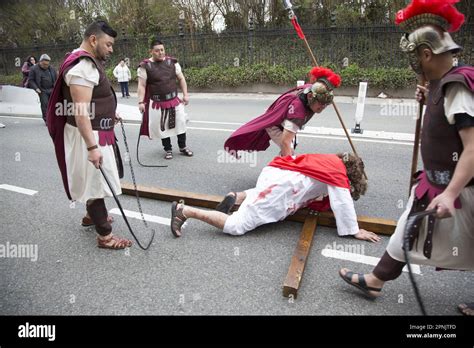 Les paroissiens de diverses églises marchent les gares de la Croix