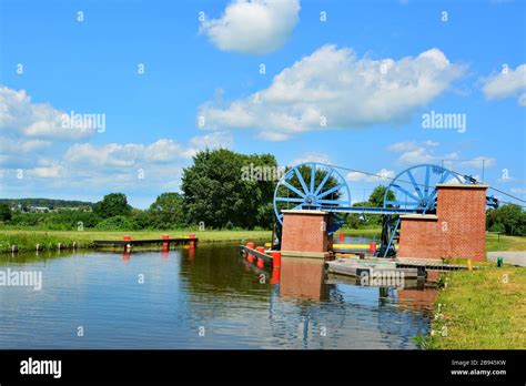 Transporting Boats Hi Res Stock Photography And Images Alamy