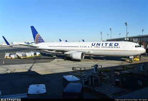 N Ua Boeing Er United Airlines Samuel Reyes Jetphotos