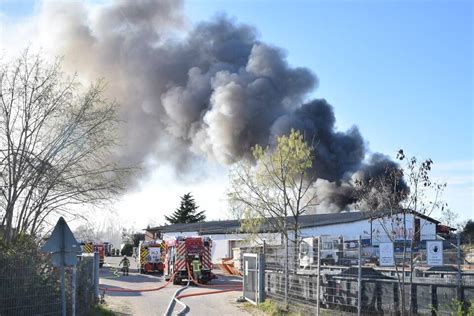 Rauchs Ule Weithin Sichtbar Euro Schaden Bei Lagerhallen Brand