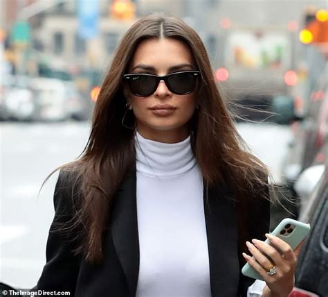 Emily Ratajkowski Braves Nyc Rain In Her 135 Inamorata Blazer After