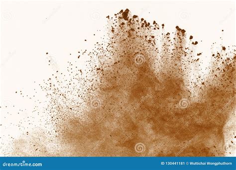 Explosion De Poudre De Brown Sur Le Fond Blanc Le Sol Sec Splatted D