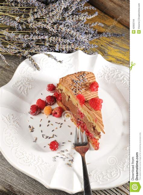 Torta Del Mousse De Chocolate Con Las Frambuesas Y La Lavanda Foto De