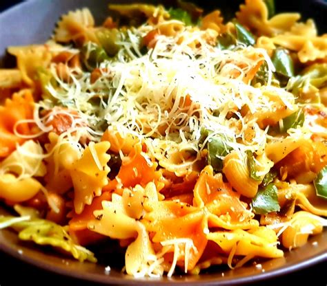 Pasta Con Verduras Y Champi Ones Cuchara Cuchillico Y Tenedor