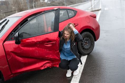 Mujer Sentada Cerca De Un Coche Averiado Después De Un Accidente Pide Ayuda Al Seguro Del Coche