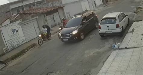 Vídeo criminosos em moto abordam carro em movimento e roubam veículo