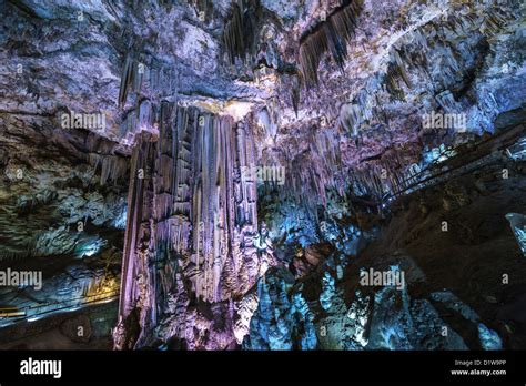 Las Cuevas de Nerja Galerías iluminados de formaciones de piedra