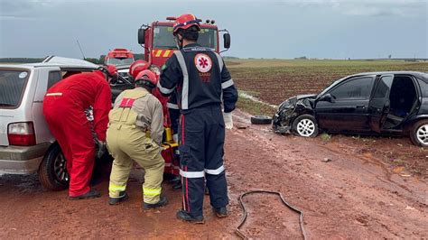 Colis O Frontal Entre Ve Culos Em Estrada Vicinal Deixa V Rios Feridos