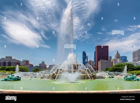 Buckingham fountain and Chicago Downtown in Grant Park, Chicago ...