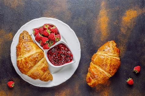 Croissants Acabados De Fazer Compota De Framboesa E Frutos De