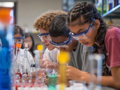 Grupo de estudiantes en el laboratorio de química Foto Premium