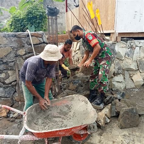 Inisiatif Babinsa Koramil Arongan Lambalek Bantu Pembuatan Pondasi