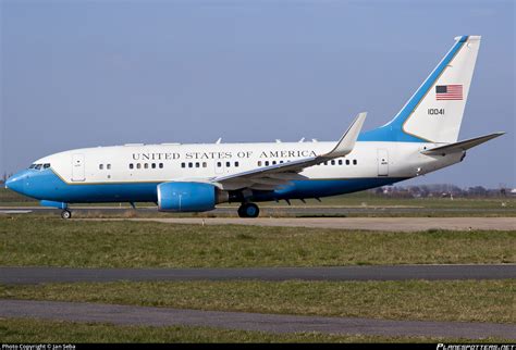 01 0041 United States Air Force Boeing C 40B 737 7DM WL BBJ Photo By