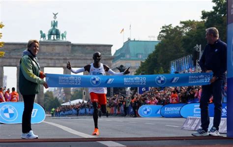 El keniata Eliud Kipchoge logró un nuevo récord mundial en la maratón