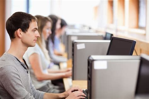 Estudiante Masculino Usando Una Computadora Foto Premium