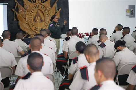 CURSO BÁSICO Y SUPERIOR DE DD HH Y DIH A OFICIALES DEL CURSO COMANDO Y