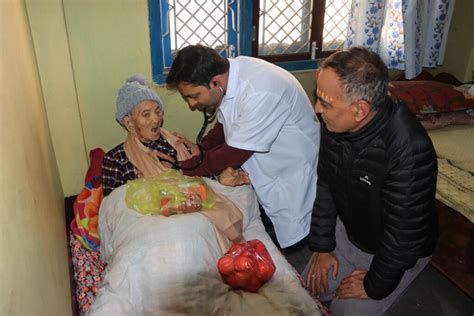 Lumbini Press जब १ सय १० वर्षकी ऐरावतीको स्वास्थ्य अवस्था जाच्न चिकित्सक सहित घरमा पुगे मेयर