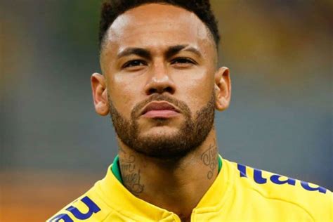 Neymar mostra joelho machucado após lesão durante jogo do Brasil