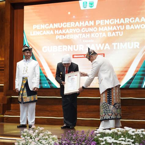 Pemkot Batu Beri Lencana Penghargaan Pada Gubernur Khofifah Tugumalang Id