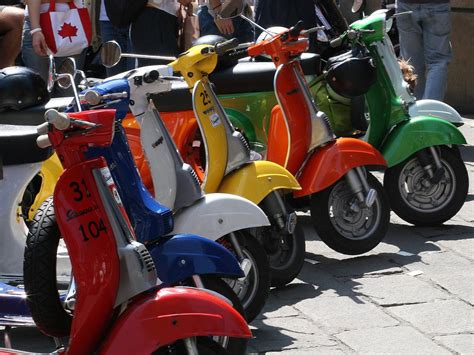 Chi Vespa Partecipa Al Raduno Nazionale Con Il Vespa Club Siena