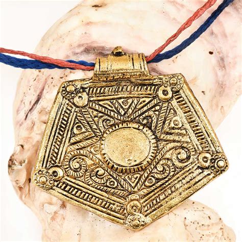 Trendy Wear Golden Aluminum Metal Pentagon Shape Pendant Necklace